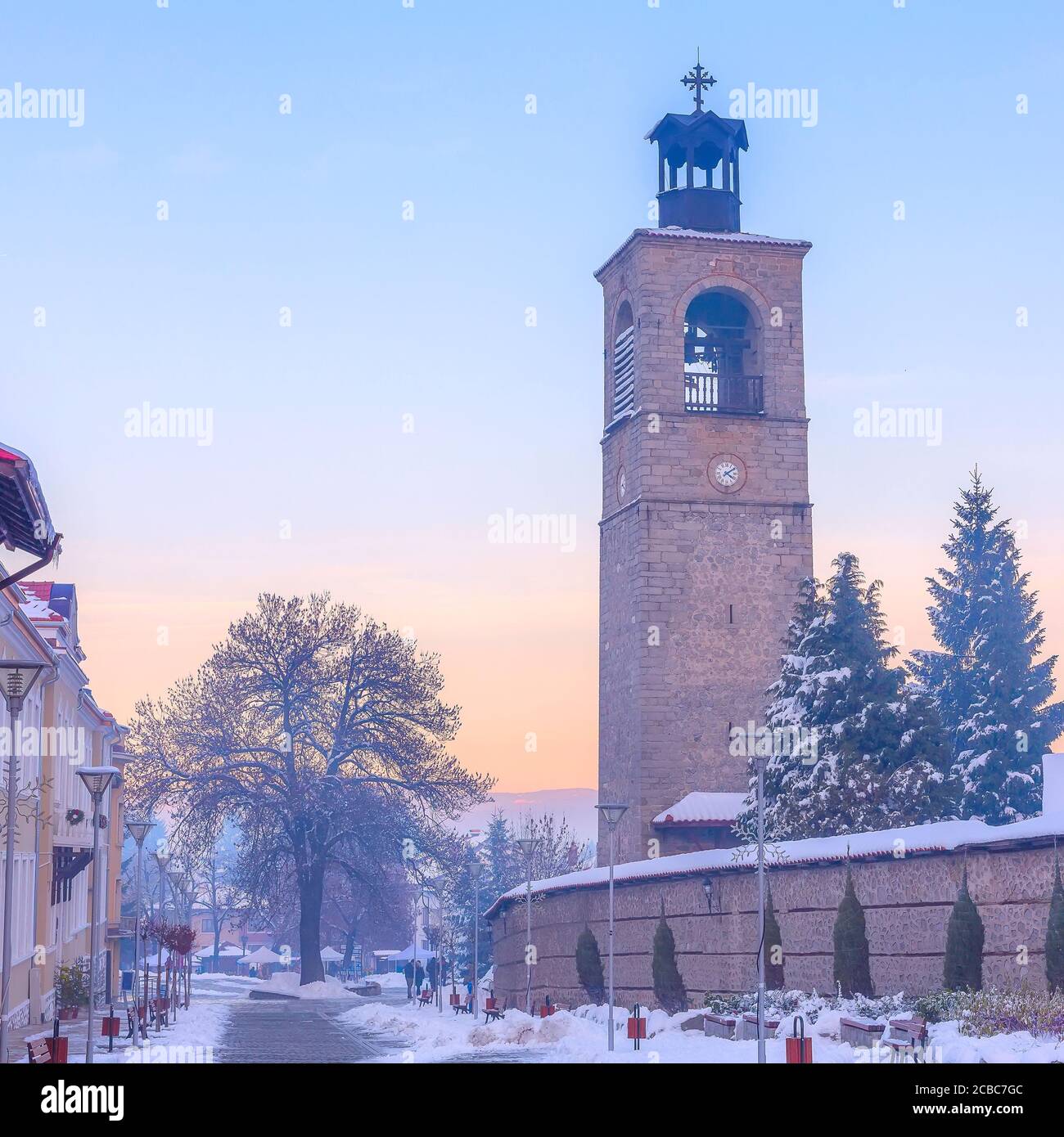 Bansko, centre-ville de Bulgarie, rue Pirin, clocher de l'église Sveta Troitsa, vue en soirée Banque D'Images