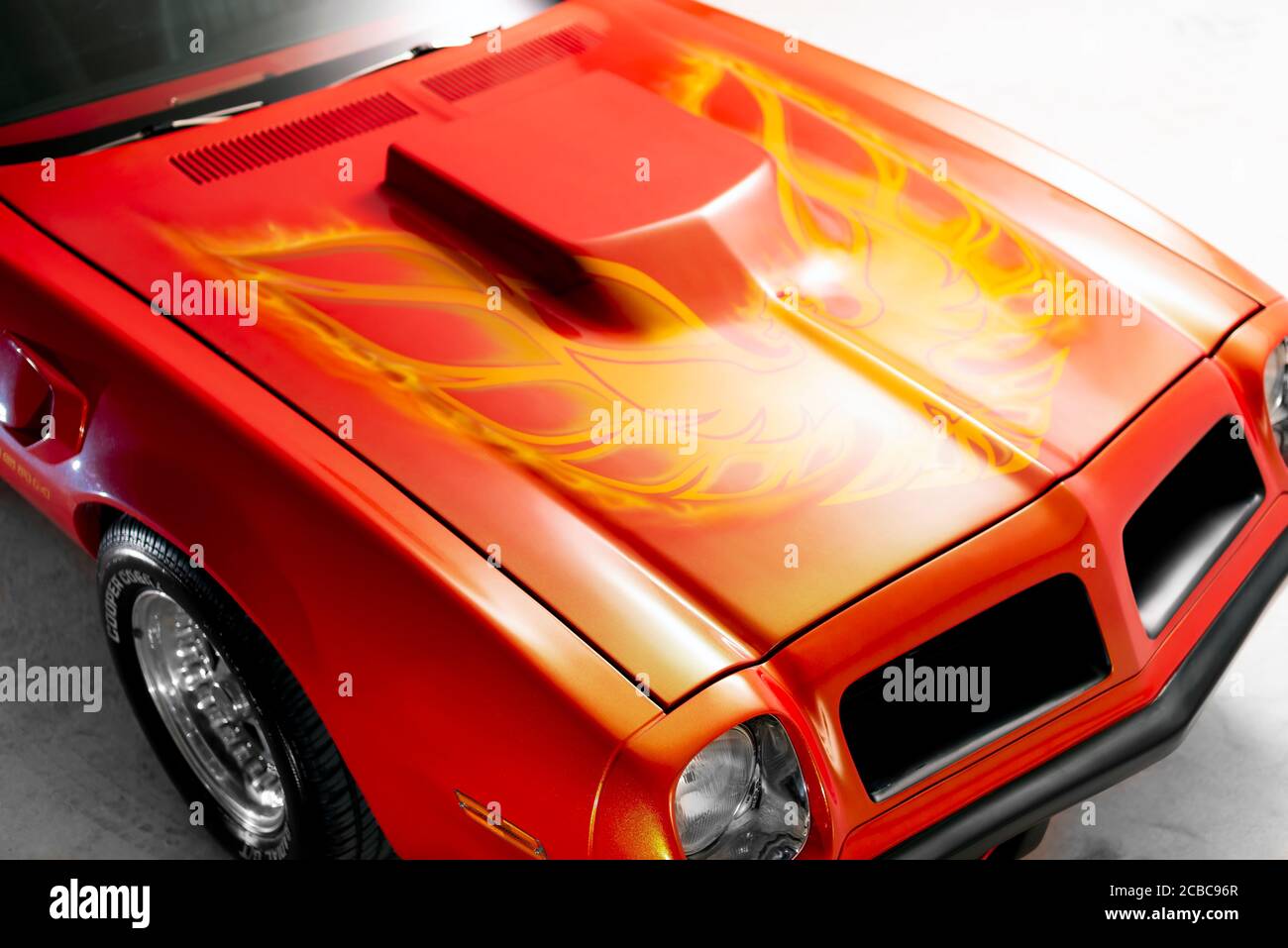 Izmir, Turquie - 11 juillet 2020 : vue de dessus du capot du Trans Am Firebird 1974 de Pontiac dans un studio. Banque D'Images