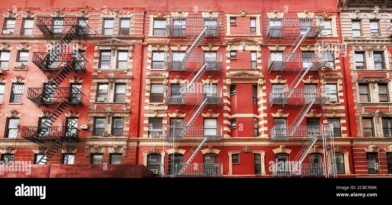 Vieux bâtiment résidentiel rouge avec des évasions de feu, New York City, Etats-Unis. Banque D'Images