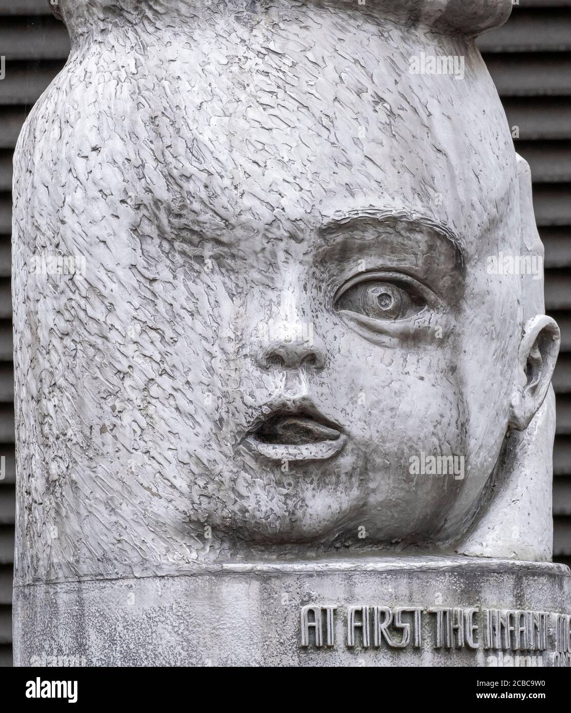 « bébé sans défense » du Shakespeare « âge de l'homme » 22 Pied totem pôle installé à Baynard House par BT in 1980 par l'artiste Richard Kindersley Banque D'Images