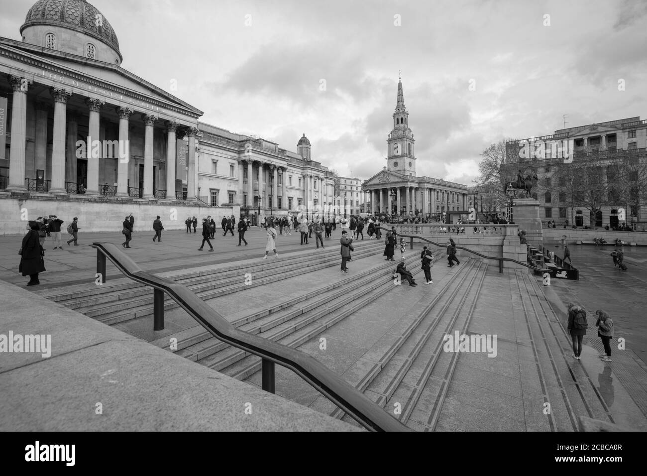 Image en noir et blanc de North Terrace of Trafalgar Square Londres, en face de la National Gallery et vue générale sur St Martin dans les champs. Banque D'Images