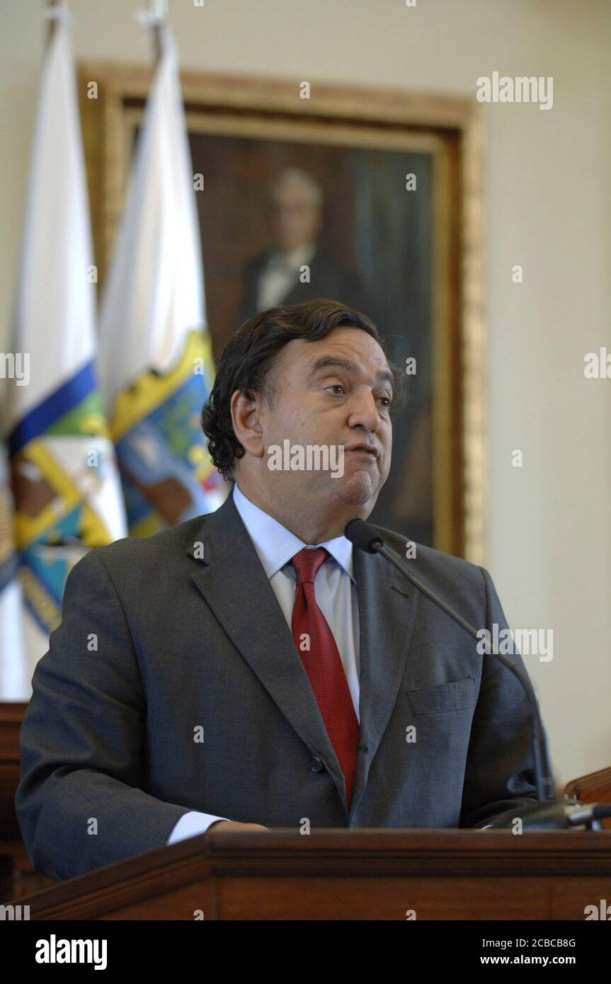 Austin, Texas États-Unis, 25 août 2006 : le gouverneur du Nouveau-Mexique Bill Richardson prend la parole à la séance d'ouverture de la conférence des gouverneurs de la frontière au Capitole du Texas. La réunion annuelle donne aux six gouverneurs des frontières mexicaines et aux quatre gouverneurs des frontières américaines l'occasion de discuter de questions communes d'immigration, d'économie et de sécurité frontalière. ©Bob Daemmrich Banque D'Images