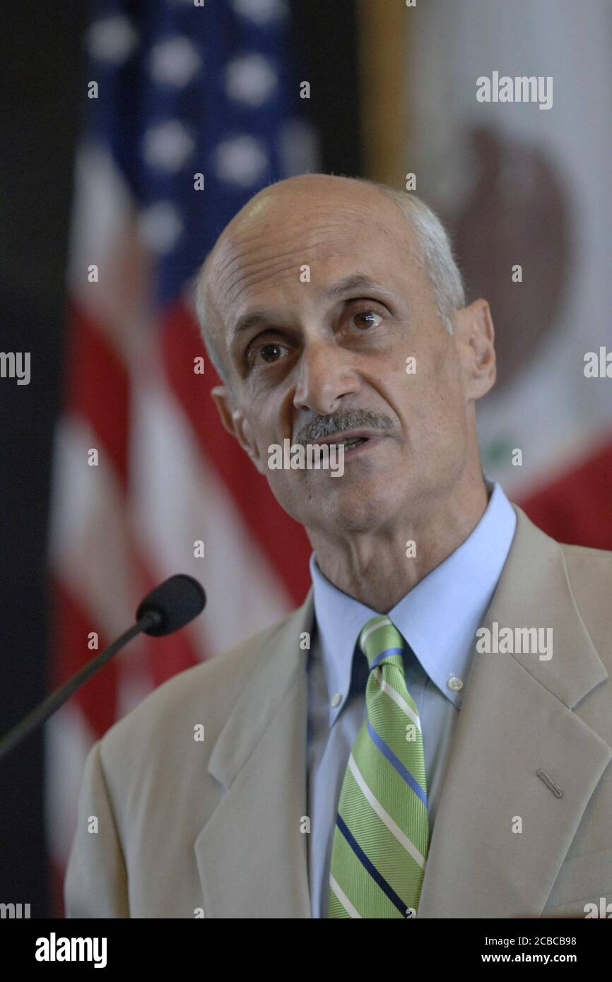 Austin, Texas, États-Unis, 25 août 2006 : Michael Chertoff, directeur de la sécurité intérieure, prend la parole à la séance d'ouverture de la conférence des gouverneurs des frontières au Capitole du Texas. La réunion annuelle donne aux six gouverneurs des frontières mexicaines et aux quatre gouverneurs des frontières américaines l'occasion de discuter de questions communes d'immigration, d'économie et de sécurité frontalière. ©Bob Daemmrich Banque D'Images