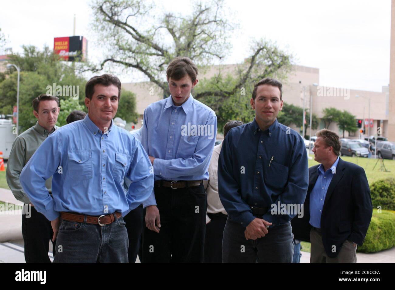 San Angelo, Texas États-Unis, 17 avril 2008 : des membres du Ranch YFZ arrivent jeudi matin au palais de justice du comté de Tom Green pour une audience sur la garde de centaines d'enfants pris par l'État du Texas dans l'enceinte du ranch. ©Bob Daemmrich Banque D'Images