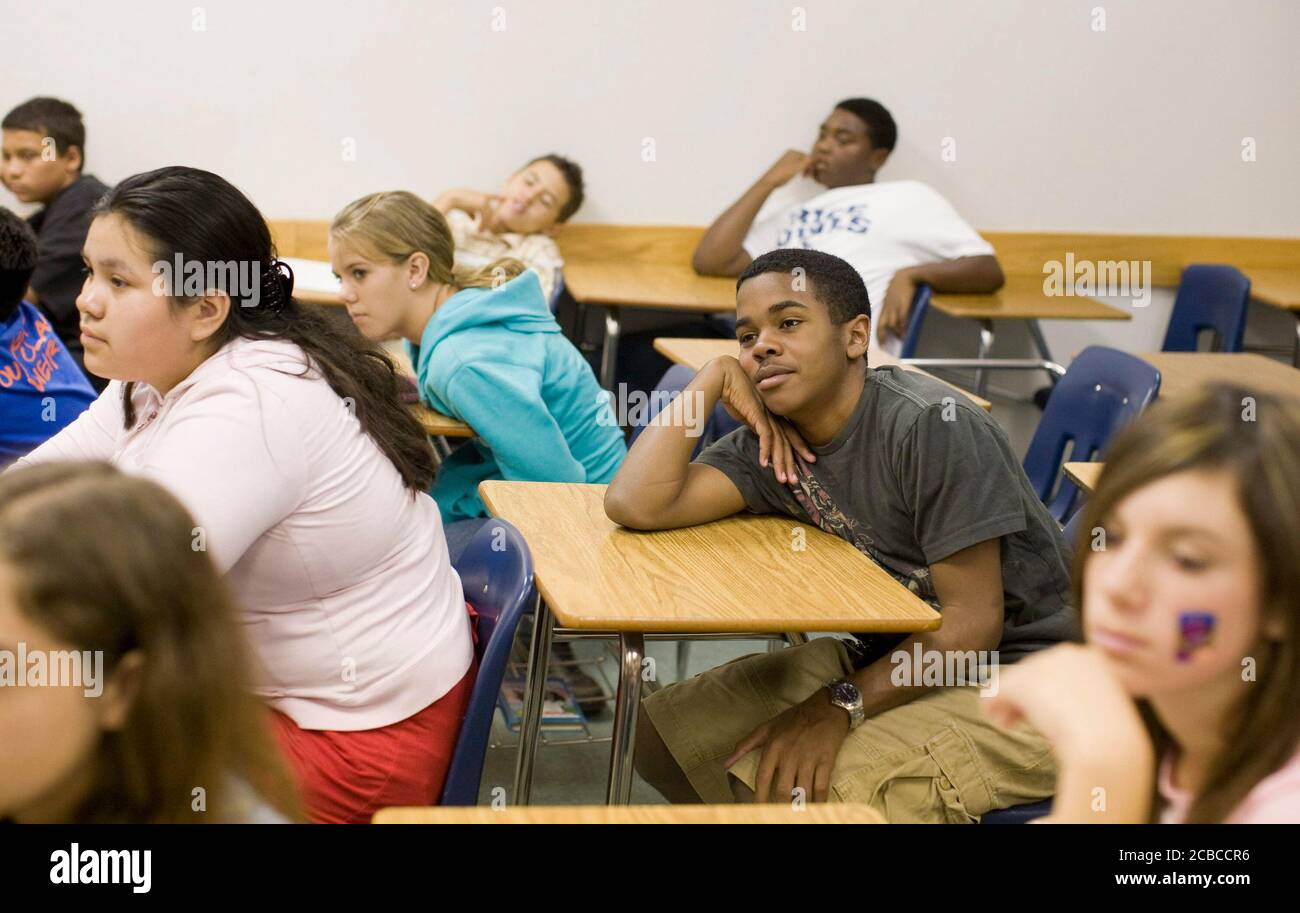 Pflugerville, Texas États-Unis, 2 juin 2008 : les élèves du collège sont assis à des bureaux et écoutent le professeur en classe le deuxième avant-dernier jour de l'école avant les vacances d'été. ©Bob Daemmrich Banque D'Images