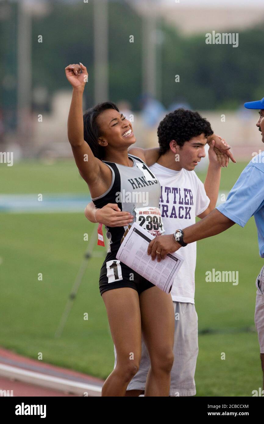 Austin, Texas, États-Unis, 10 mai 2008 : une fille afro-américaine est aidée hors piste après avoir remporté la course de 400 mètres et s'être effondré à la ligne d'arrivée au championnat d'état du lycée du Texas en athlétisme à l'Université du Texas à Austin. ©Bob Daemmrich Banque D'Images