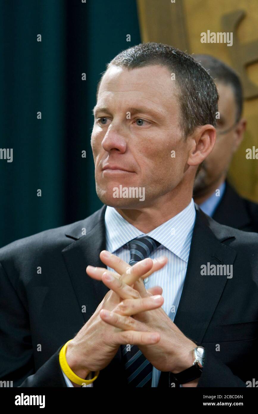 Austin, Texas États-Unis, 29 janvier 2009: Lance Armstrong, cycliste professionnelle, apparaît au Capitole du Texas avec une coalition de groupes anti-fumeurs qui soutiennent des projets de loi interdisant de fumer dans tous les bâtiments publics, restaurants et clubs du Texas. Armstrong s'entraîne pour le Tour de France de cet été après trois ans de congé de la compétition cycliste. ©Bob Daemmrich Banque D'Images