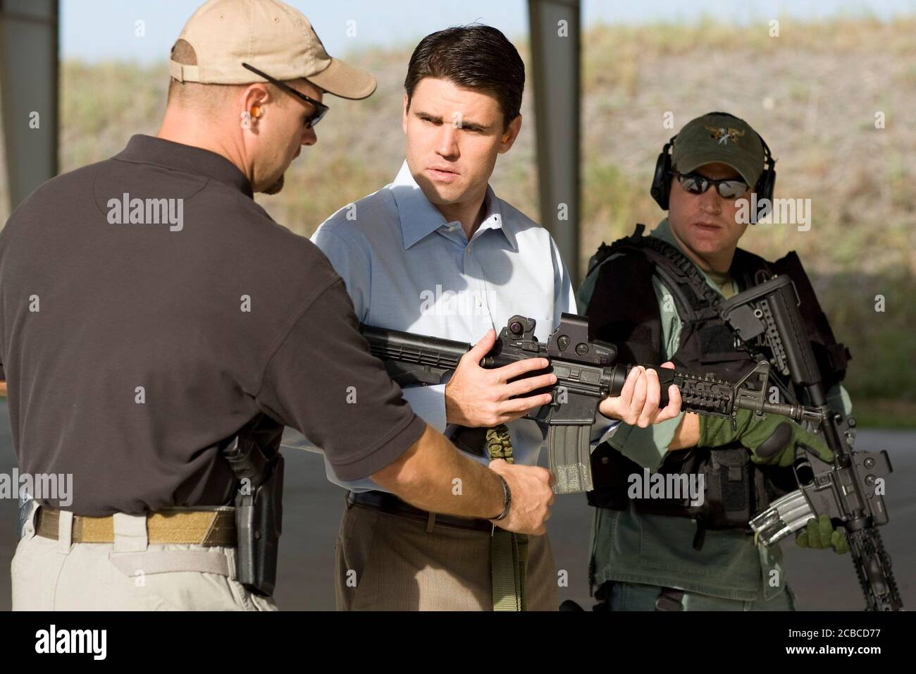 San Marcos, Texas États-Unis, 23 octobre 2008 : Patrick Rose, représentant de l'État démocratique (c) rencontre avec des policiers et reçoit des instructions sur les armes à feu dans son comté de Hays et dans le district du comté de Caldwell. ©Bob Daemmrich Banque D'Images