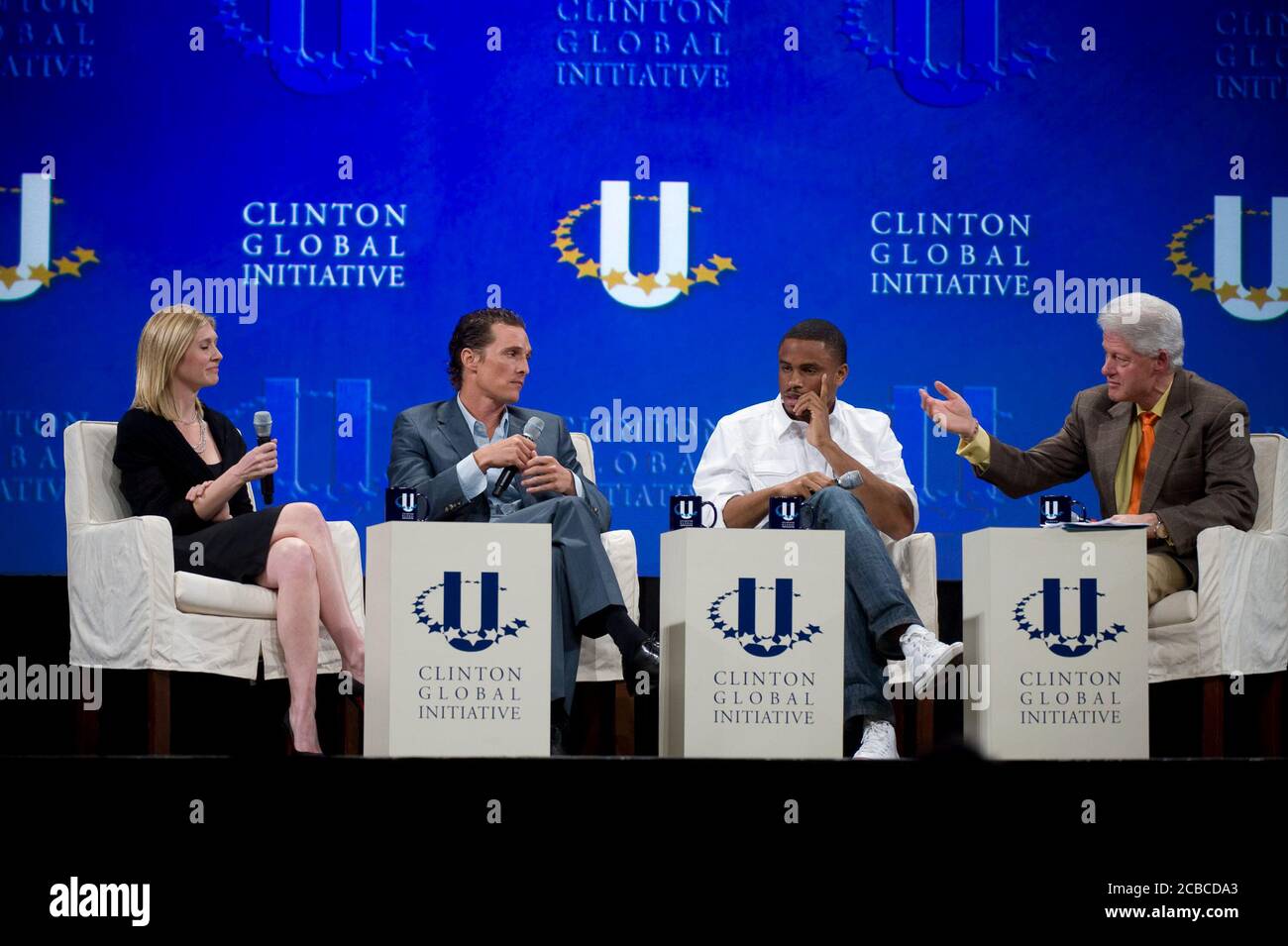 Austin, TX 14 février 2009 : l'ancien président Bill Clinton (r) accueille la deuxième université annuelle Clinton Global Initiative, une conférence réunissant plus de 1,000 étudiants pour prendre des mesures sur les défis mondiaux tels que la pauvreté, la faim, l'énergie, le changement climatique et la santé mondiale. De gauche à droite se trouvent Marie Tillman, l'acteur Matthew McConaughey, Nnamdi Asomugha et Clinton. ©Bob Daemmrich Banque D'Images