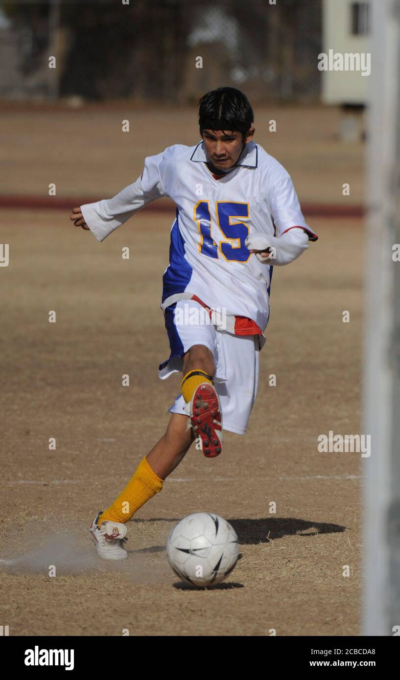 Austin, Texas, États-Unis, 15 décembre 2008 : match de football entre les équipes de Martin Middle School (blanc) contre Webb Middle School (bleu) dans le match de championnat de ville samedi. La majorité des joueurs sont des garçons hispano-américains en septième et huitième année. ©Bob Daemmrich Banque D'Images