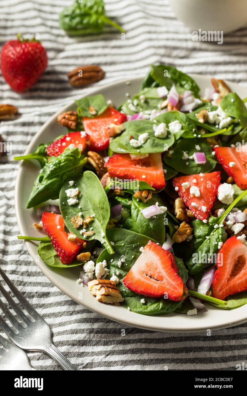 Salade de fraises bio maison avec feta aux épinards et noix Banque D'Images