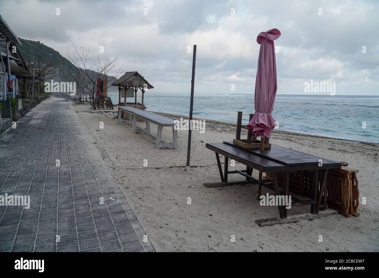 Badung, Bali, Indonésie. 12 août 2020. Des terrasses de restaurants fermées à Pandawa Beach pendant la crise du coronavirus.les principaux sites touristiques de l'île balnéaire indonésienne de Bali sont toujours fermés malgré la décision des autorités locales de rouvrir en raison de l'augmentation des cas de Covid-19. Le tourisme domestique a été rouvert depuis le 31 juillet 2020, tandis que le tourisme international sera ouvert en septembre 11, 2020. Credit: Dicky Bisinglasi/SOPA Images/ZUMA Wire/Alay Live News Banque D'Images