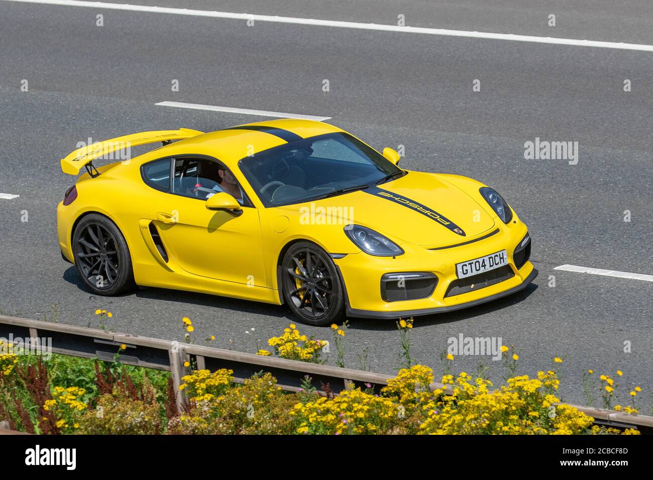 2015 jaune Porsche Cayman GT4 ; véhicules mobiles pour la circulation routière, voitures mobiles conduite de véhicules sur les routes britanniques, moteurs, conduite sur le réseau d'autoroute M6. Banque D'Images