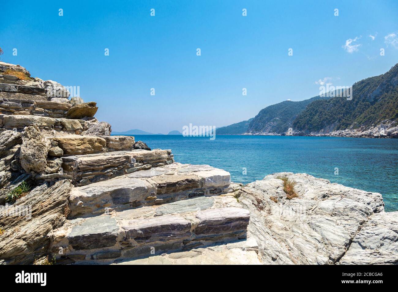 Escalier côtier en pierre à la falaise de Mamma Mia, Skopelos, Sporades du Nord, Grèce Banque D'Images