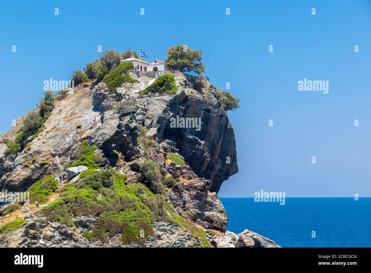 La chapelle Saint-Jean, au sommet de la falaise de mamma Mia, Skopelos, Sporades du Nord, Grèce Banque D'Images