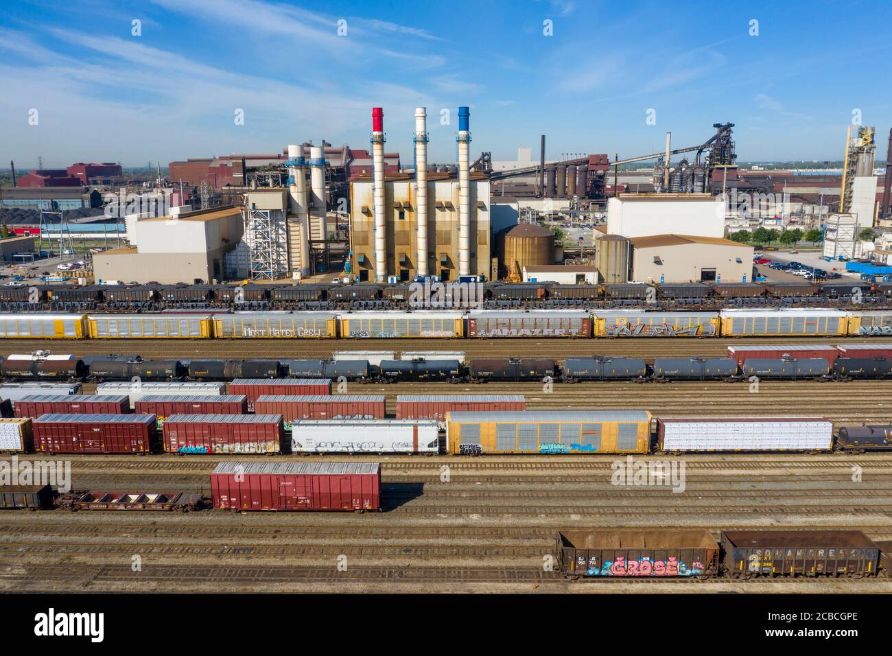 Dearborn, Michigan - le chantier ferroviaire CSX adjacent à l'immense complexe industriel de Ford Rouge. Les cheminées rouges, blanches et bleues font partie du Dea Banque D'Images