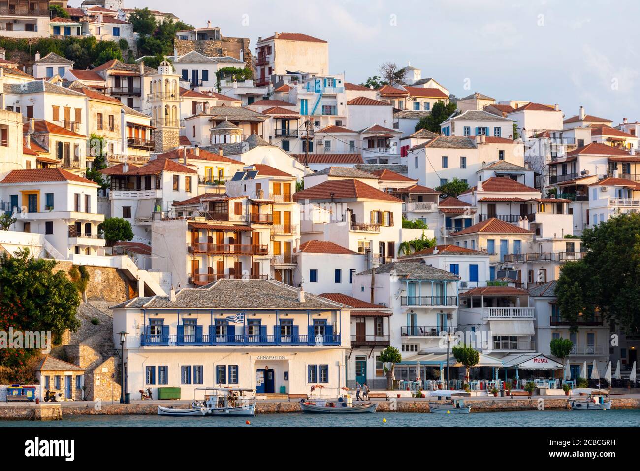 Bâtiments blanchis à la chaux dans la ville principale de Skopelos, Sporades du Nord, Grèce Banque D'Images