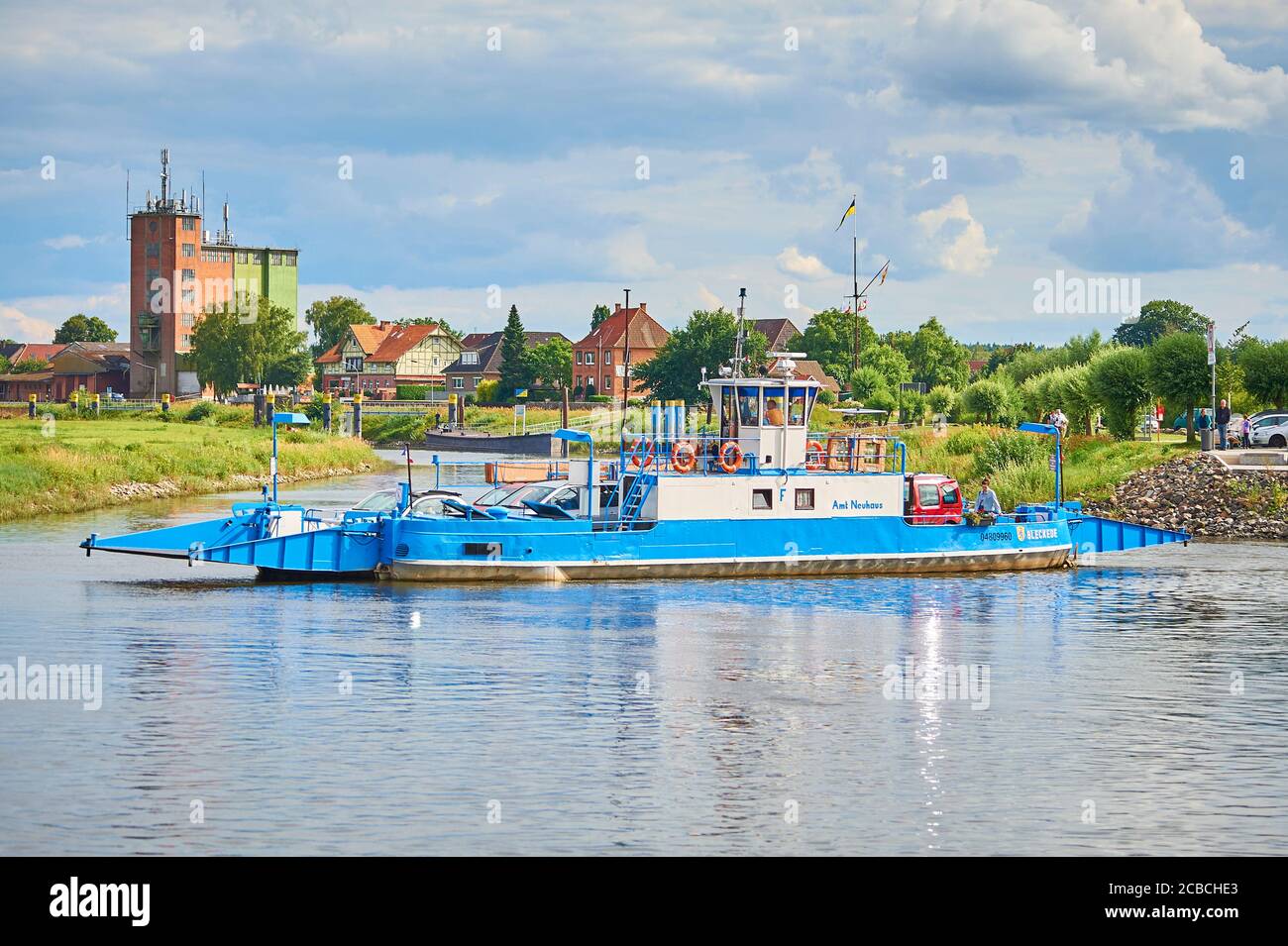 Le ferry 'Amt Neuhaus' relie les cantons de Bleckede et Neu Bleckede à l'Elbe Banque D'Images