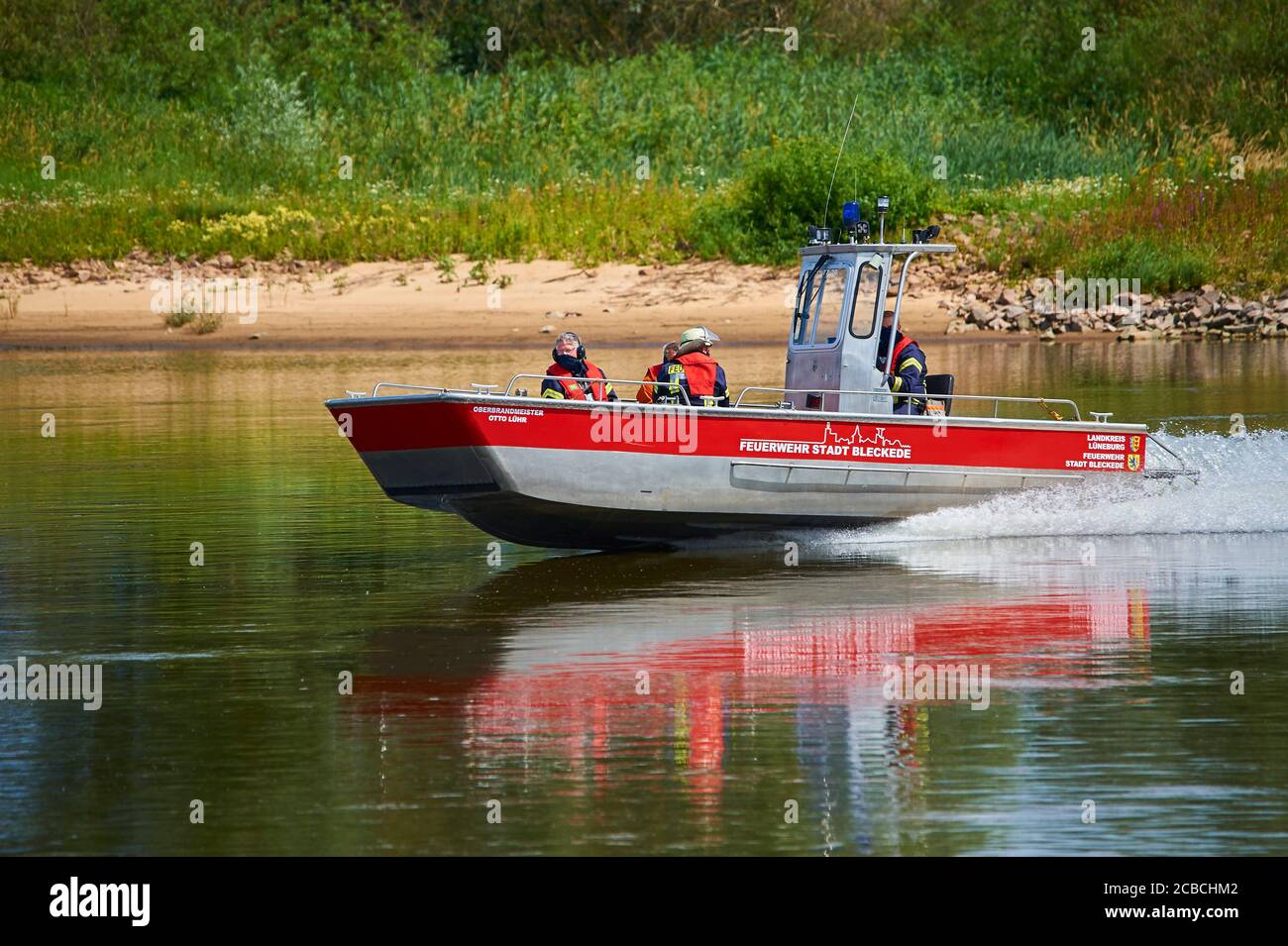 Pendant les périodes de Corona, même les services de sauvetage sur une mission à grande vitesse sur la rivière Elbe portant des masques protecteurs Banque D'Images