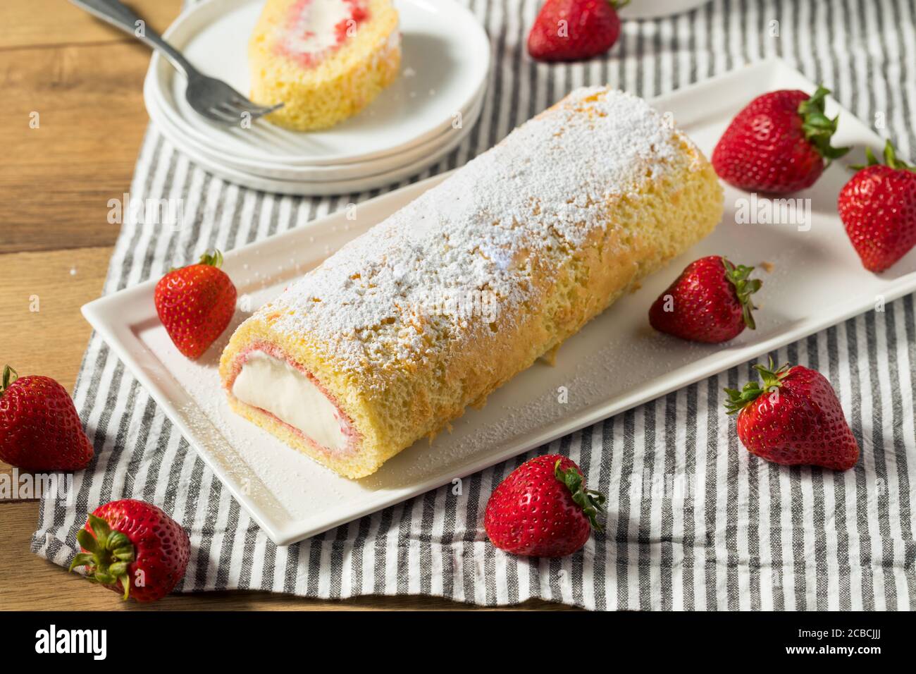 Gâteau au rouleau Artic congelé maison avec crème glacée et fraises Banque D'Images