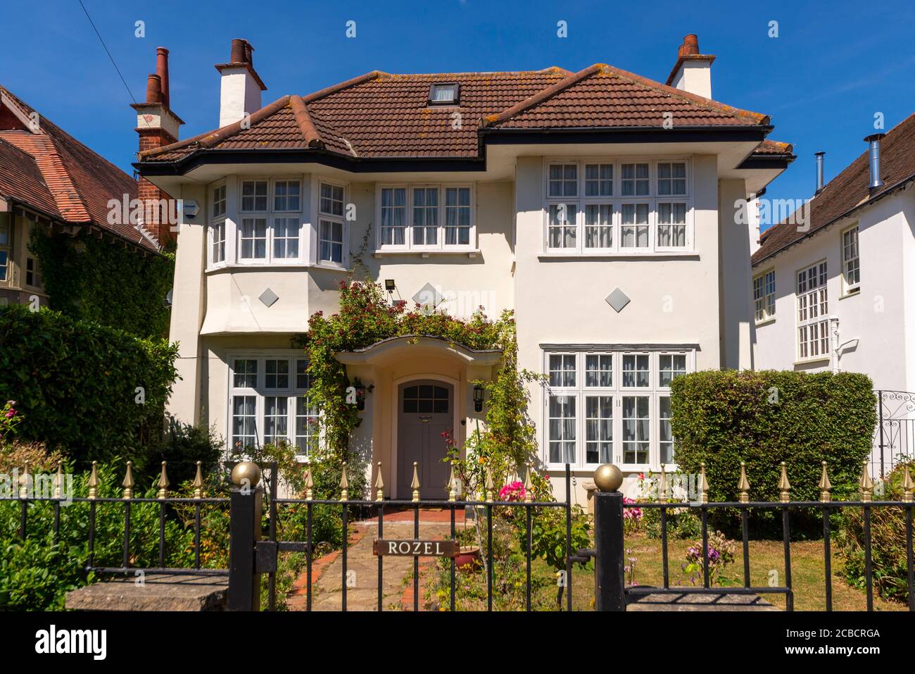 Jolie et pittoresque boîte à chocolats maison à Westcliff on Sea, Essex, Royaume-Uni. Nommé Rozel. Jardin bien rangé. Propriété résidentielle dans la région riche. Caractère Banque D'Images