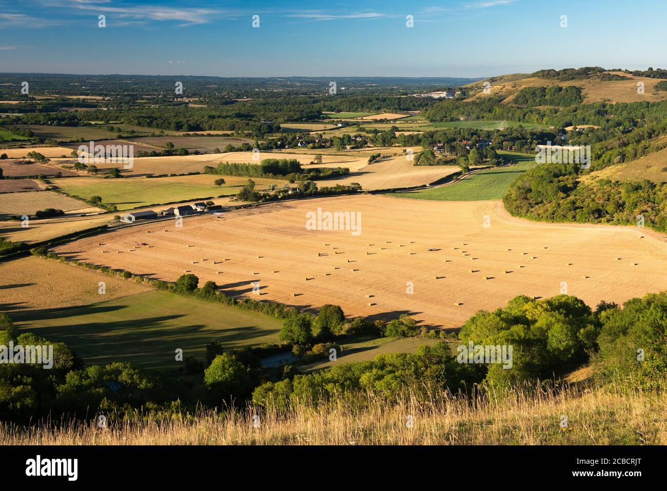 Terres agricoles entre les villages de Fulking et de Poyings avec des champs de céréales récemment récoltées, West Sussex, Royaume-Uni Banque D'Images