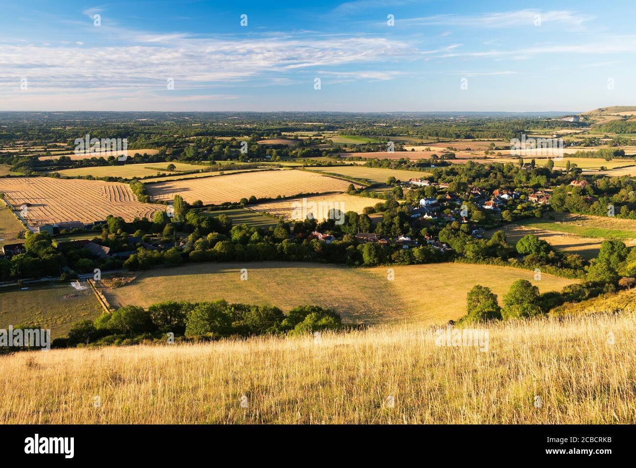 Village de Fulking vu de l'escarpement de Fulking un soir d'août, West Sussex, Angleterre, Royaume-Uni Banque D'Images