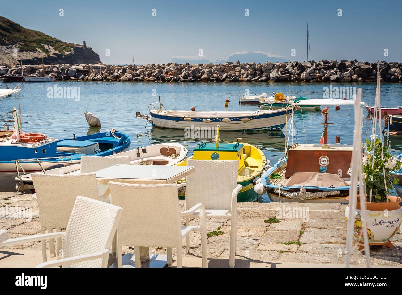 PROCIDA (NA), ITALIE - 30 JUIN 2020 : bateaux amarrés flottant dans le port devant le restaurant Banque D'Images