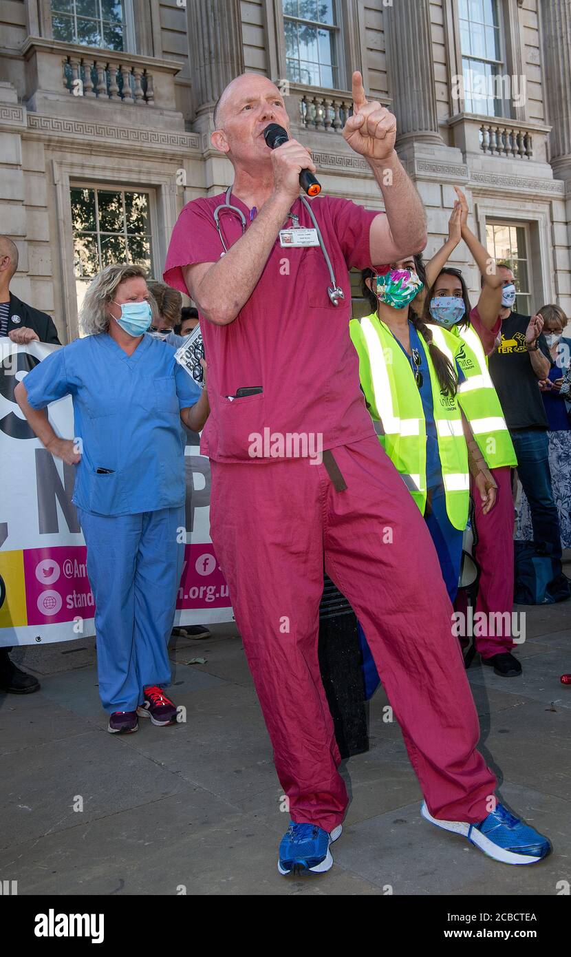 David Carr, infirmier du NHS, s'adressant aux manifestants à l'extérieur de Downing Street, Londres, demandant une augmentation de salaire du gouvernement de Boris Johnson. Banque D'Images