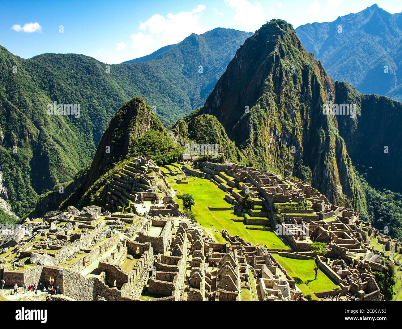 Machu Picchu, pérou ville perdue d'Incas situé sur la crête de montagne au-dessus de la vallée sacrée de la rivière Urubamba dans la région de Cusco, Pérou. Patrimoine mondial de l'UNESCO et l'une des sept nouvelles merveilles du monde Banque D'Images