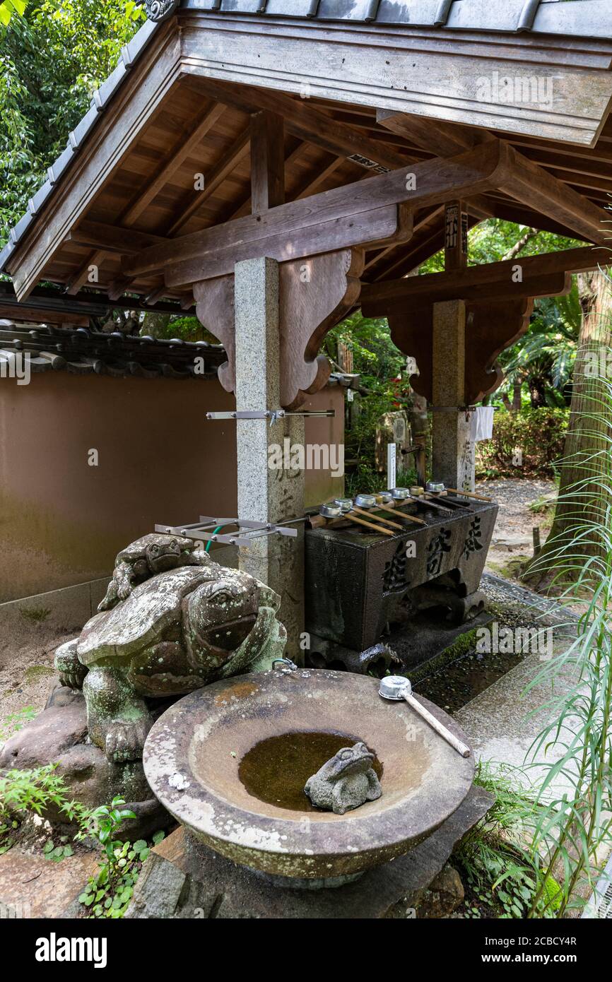 Joruriji est le temple n° 46 sur le pèlerinage de Shikoku. Il se trouve parmi les champs sur une pente douce dans le sud de Matsuyama. Le bâtiment du temple est larg Banque D'Images