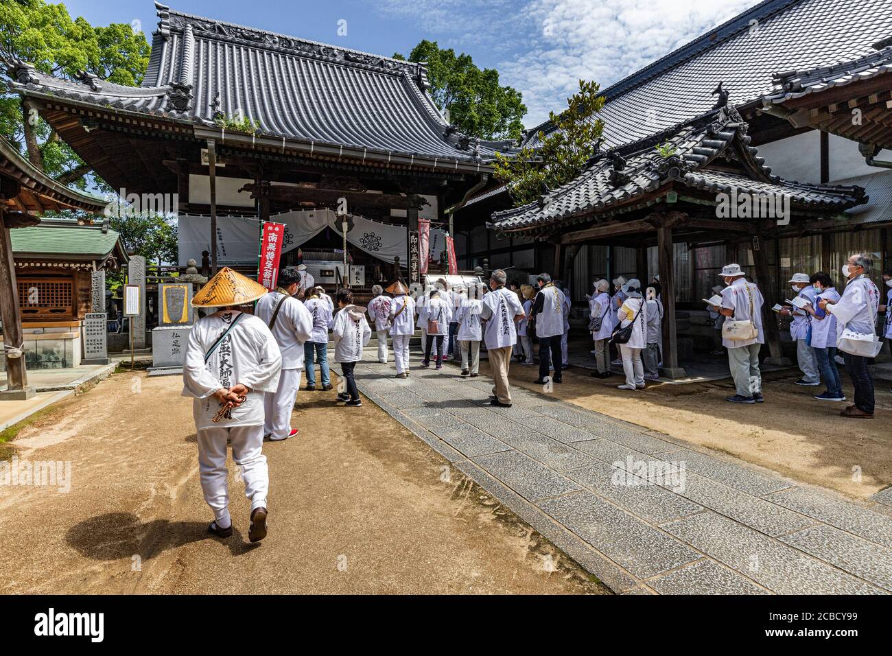 Enmyoji est le temple n° 53 du pèlerinage de Shikoku. Le temple a des sculptures en tuiles sur les toits de ses bâtiments avec roue de Dharma présente promine Banque D'Images