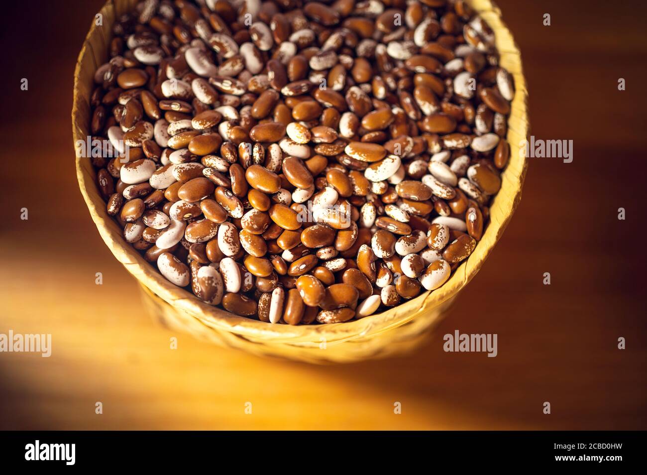 Haricots mexicains exotiques colorés sur panier en osier. Vue de dessus des légumineuses Banque D'Images