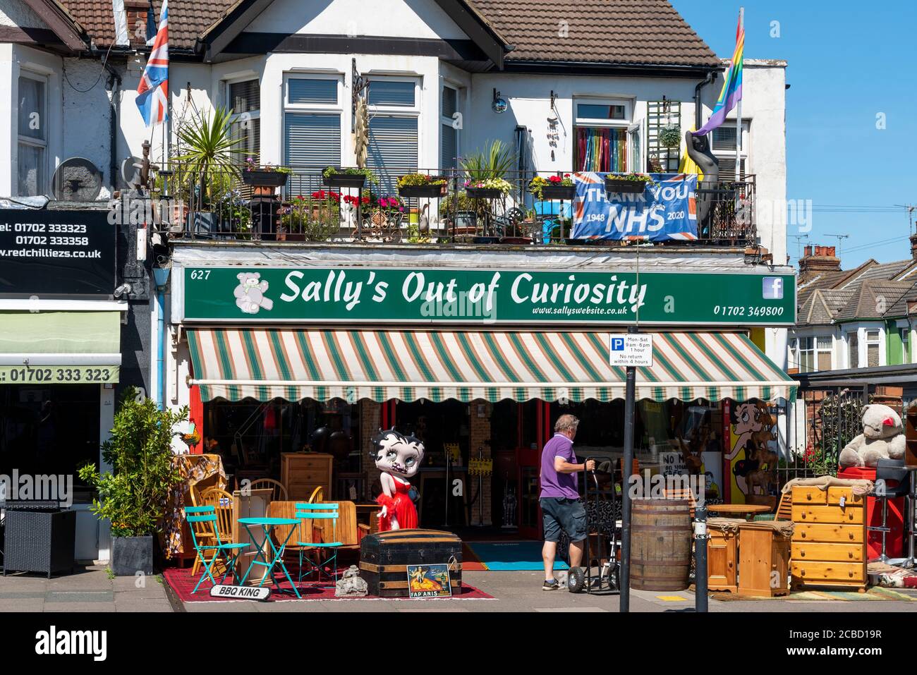 Sally's Out of Curiosity Shop à London Road, Westcliff on Sea, Essex, Royaume-Uni. Boutique Curio et oddity. Ouverture Banque D'Images