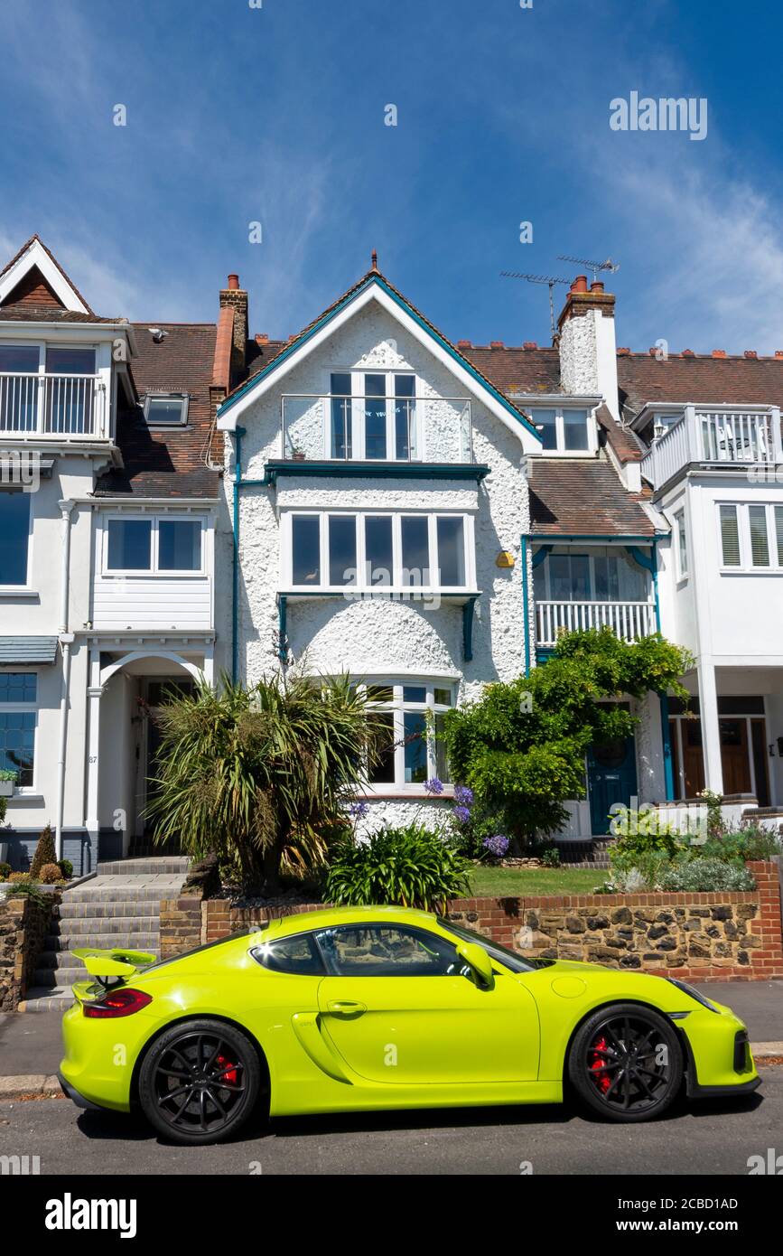 Porsche GT4 hors propriété chère à Grand Parade, Leigh on Sea, Essex, Royaume-Uni. Exclusive, maison riche, zone de maisons. Supercar Banque D'Images