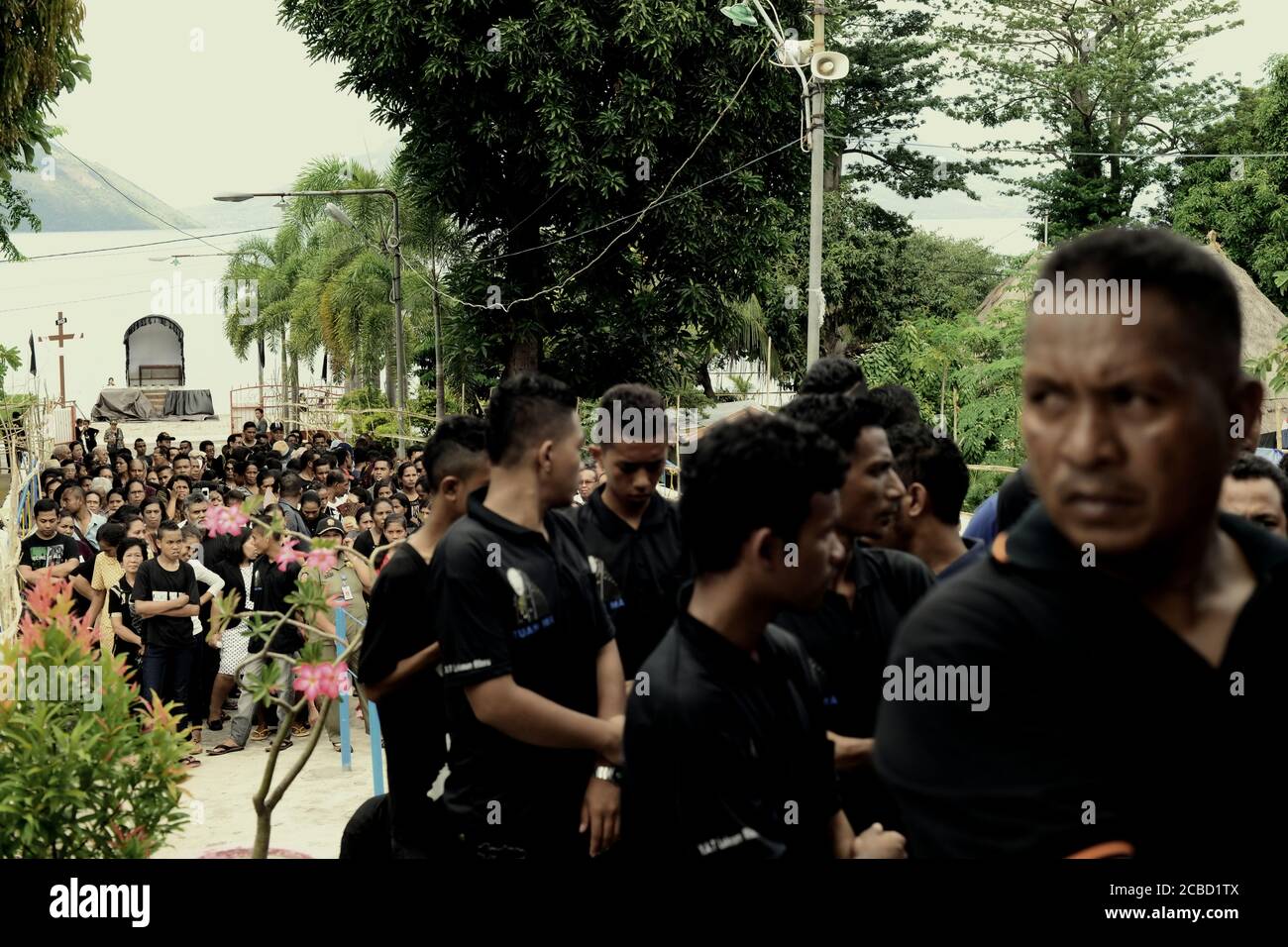 Larantuka, Indonésie. 2 avril 2015. Congrégation catholique faisant la queue pour entrer dans la chapelle de Tuan Ma et prier devant une statue de la mère Marie traditionnellement connue sous le nom de Tuan Ma le jeudi Maundy, une partie des célébrations de la semaine Sainte à Larantuka, île de Flores, Indonésie. Banque D'Images