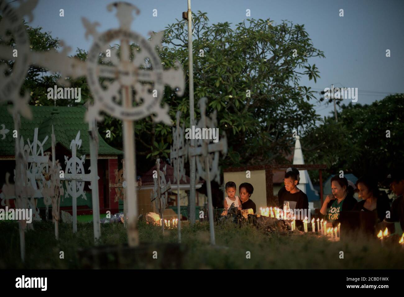 Larantuka, Indonésie. 2 avril 2015. Des dévotés et des pèlerins catholiques éclairant des bougies au cimetière de la cathédrale le jeudi Maundy, dans le cadre des célébrations de la semaine Sainte à Larantuka, sur l'île de Flores, en Indonésie. Banque D'Images