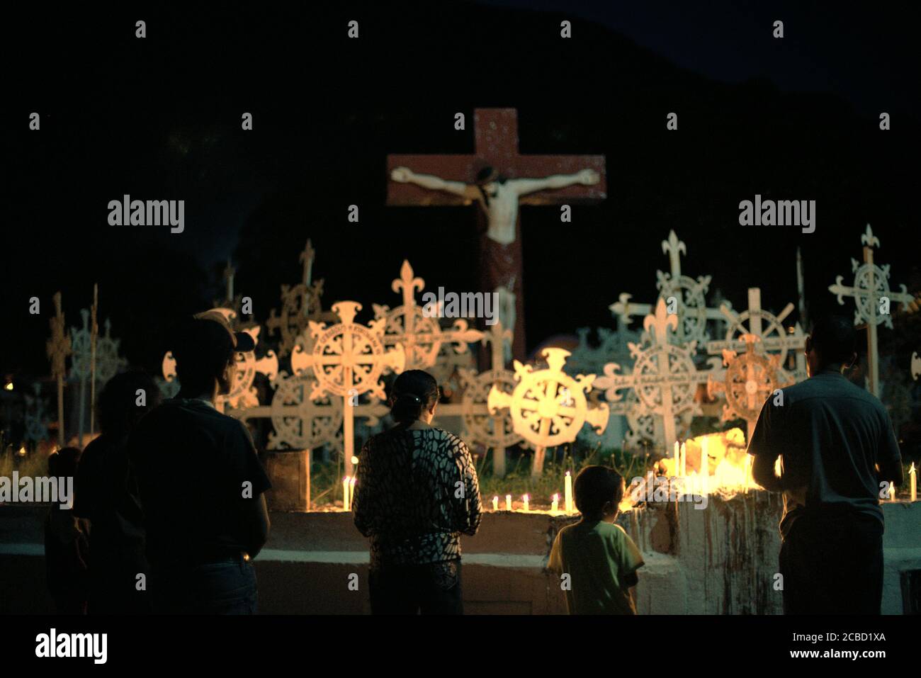Larantuka, Indonésie. 2 avril 2015. Des dévotés et des pèlerins catholiques éclairant des bougies au cimetière de la cathédrale le jeudi Maundy, dans le cadre des célébrations de la semaine Sainte à Larantuka, sur l'île de Flores, en Indonésie. Banque D'Images