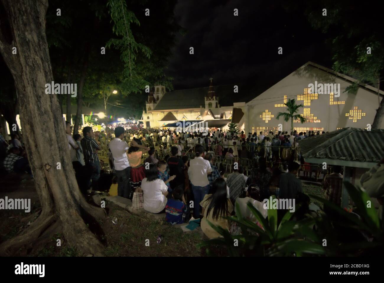 Larantuka, Indonésie. 2 avril 2015. Les citoyens et les pèlerins de Larantuka assistent à un service de masse de l'église à la cathédrale de Larantuka le jeudi Maundy, dans le cadre des célébrations de la semaine Sainte à Larantuka, en Indonésie. Banque D'Images