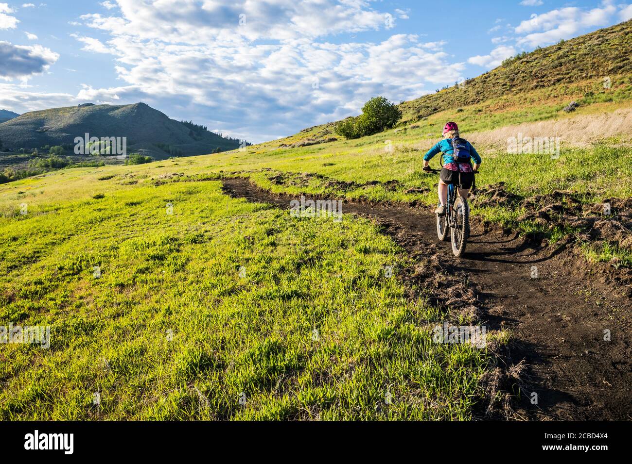 Une femme qui escalade le sentier sur Lewis Butte à l'extérieur de Winthrop, Washington, un après-midi ensoleillé en mai. Banque D'Images