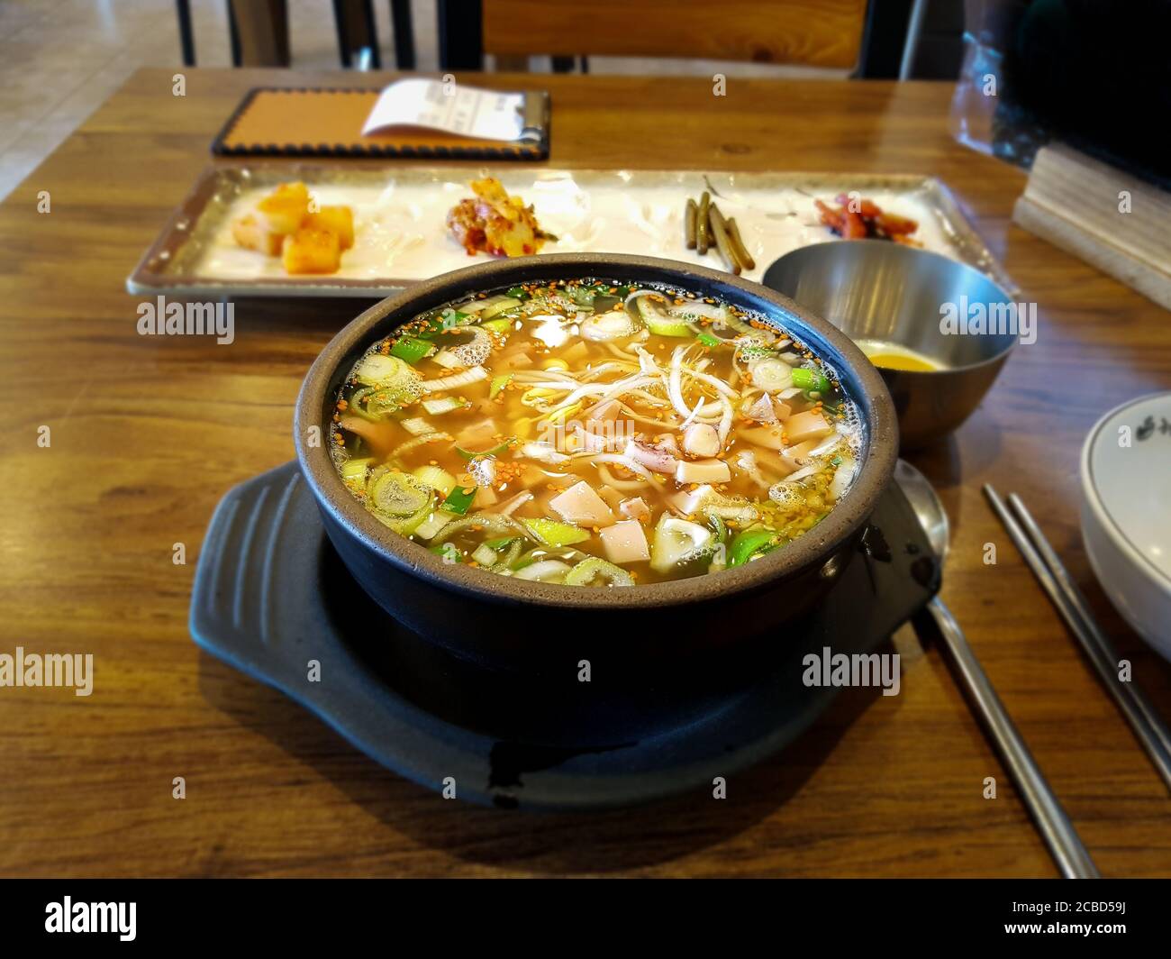 Kongnamul-gukbap. Soupe au germe avec riz. Cuisine traditionnelle coréenne populaire à Jeonju. Genre de Haejangguk, soupe de gueule de bois en Corée. Banque D'Images