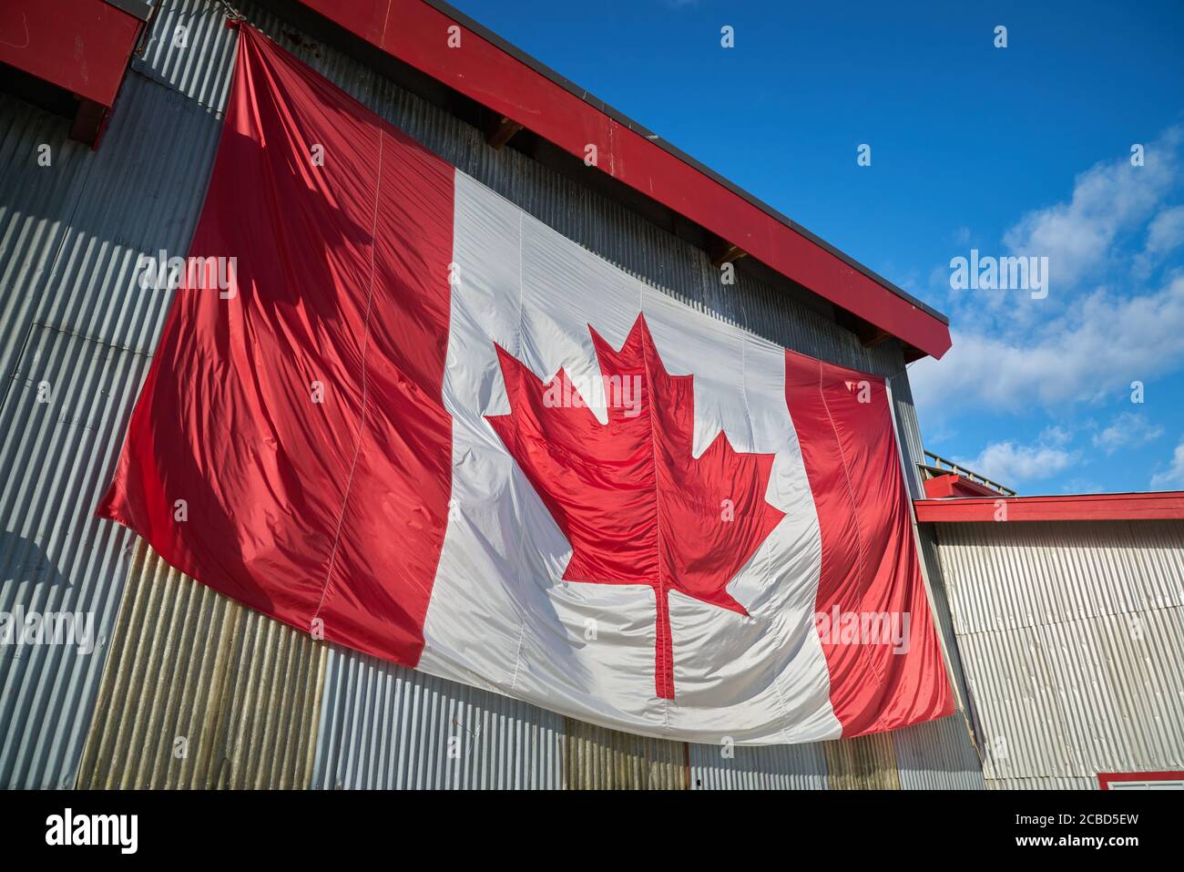 Drapeau canadien de la feuille d'érable. Un grand drapeau canadien accroché sur le côté d'un bâtiment. Canada. Banque D'Images