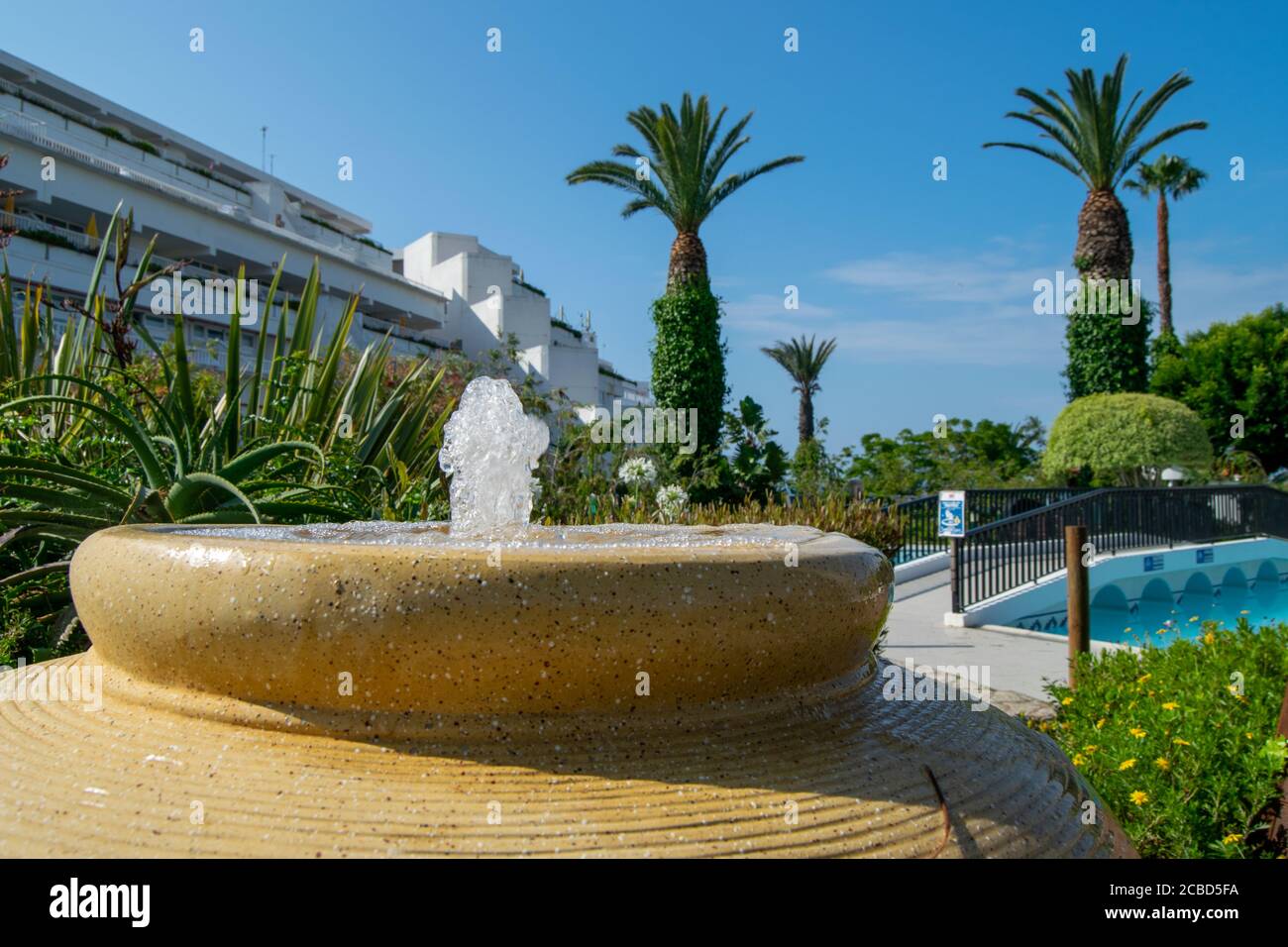 La fontaine de l'hôtel MGM se trouve dans les jardins de Playa da Oura Albufeira, Algarve, Portugal Banque D'Images