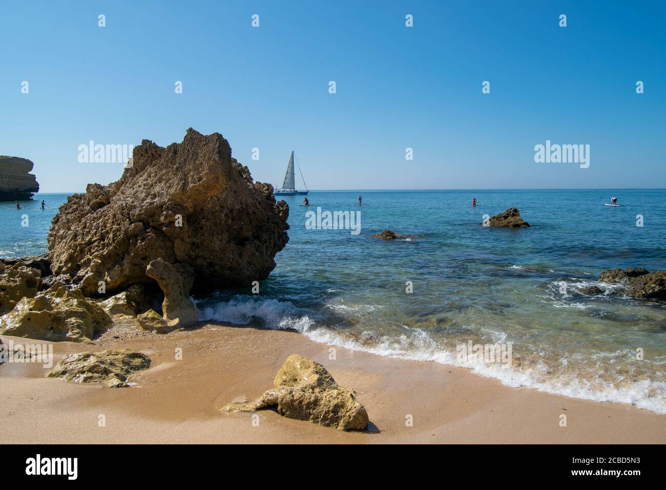 Beach rock à Praia da Oura, Algarve Portugal plage en été Banque D'Images