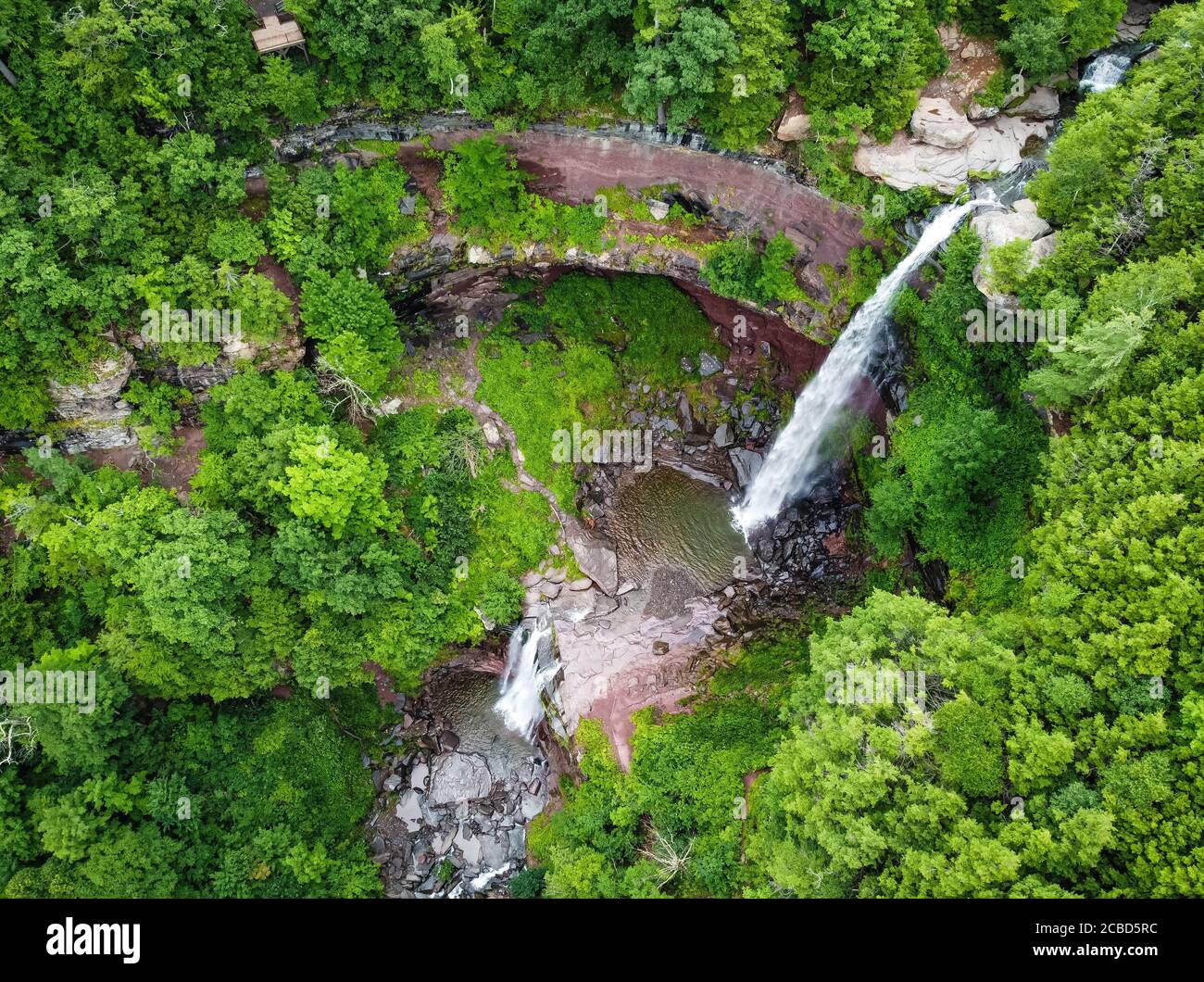 Vue aérienne en cascade des chutes Kaaterskill en été destination pittoresque nationale stationnement Banque D'Images