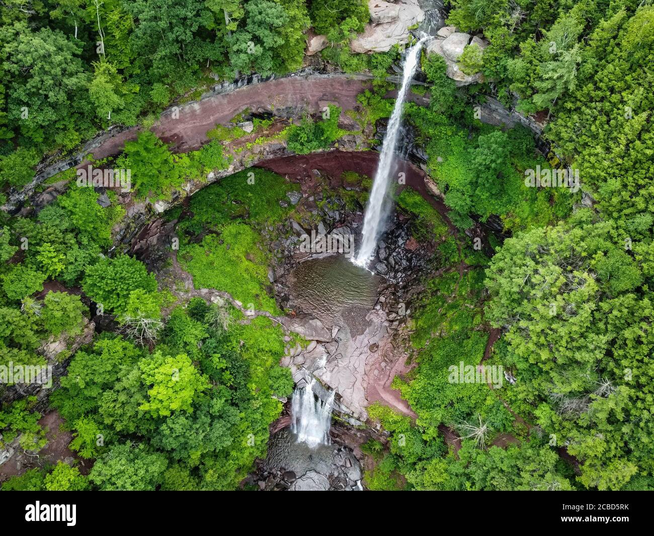 Vue aérienne en cascade des chutes Kaaterskill en été destination pittoresque nationale stationnement Banque D'Images