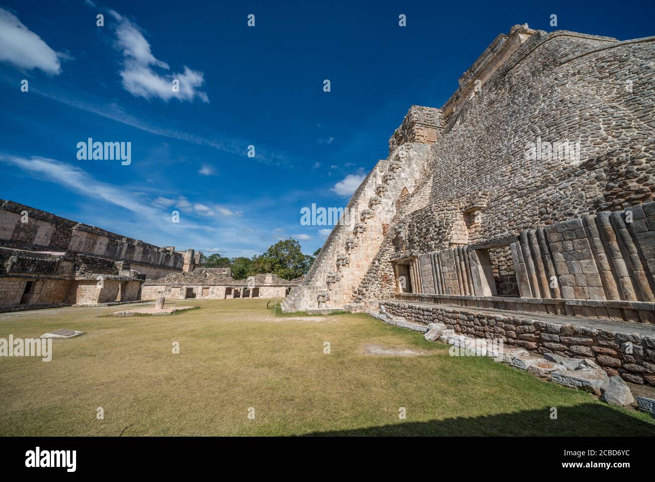 La façade ouest de la Pyramide du Magicien, également connue sous le nom de Pyramide du Dwarf, fait face au Quadrangle des oiseaux. C'est le plus haut stru Banque D'Images