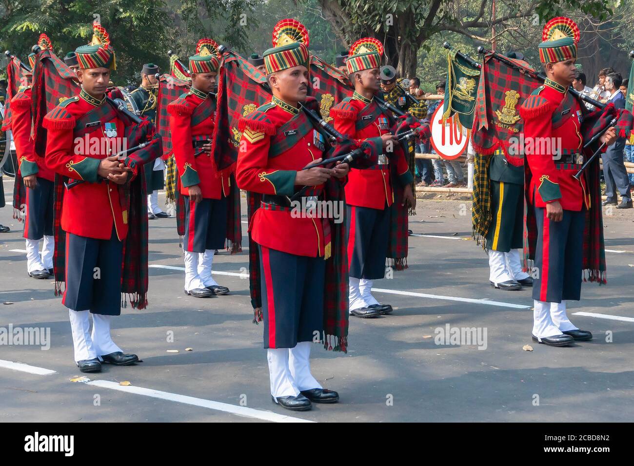 Kolkata, Bengale-Occidental, Inde - 26 janvier 2020 : des officiers de l'armée indienne vêtus d'un groupe musical, portant des instruments de musique, sont en marche par le passé. Banque D'Images