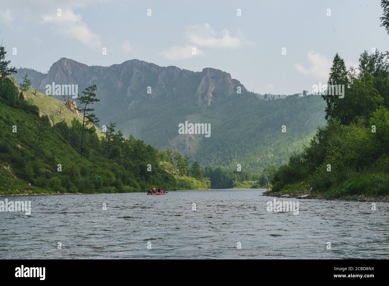 Rivière Iyus blanche au milieu des collines et des massifs rocheux. Les gens flottent sur le fleuve sur des catamarans. Russie, Khakassia. Banque D'Images