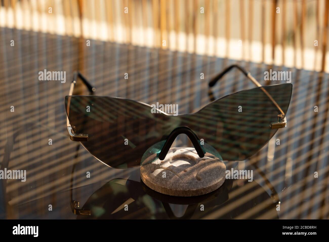 Lunettes de soleil pour femmes design futuriste avec lentille bleue. Mise au point sélective Banque D'Images